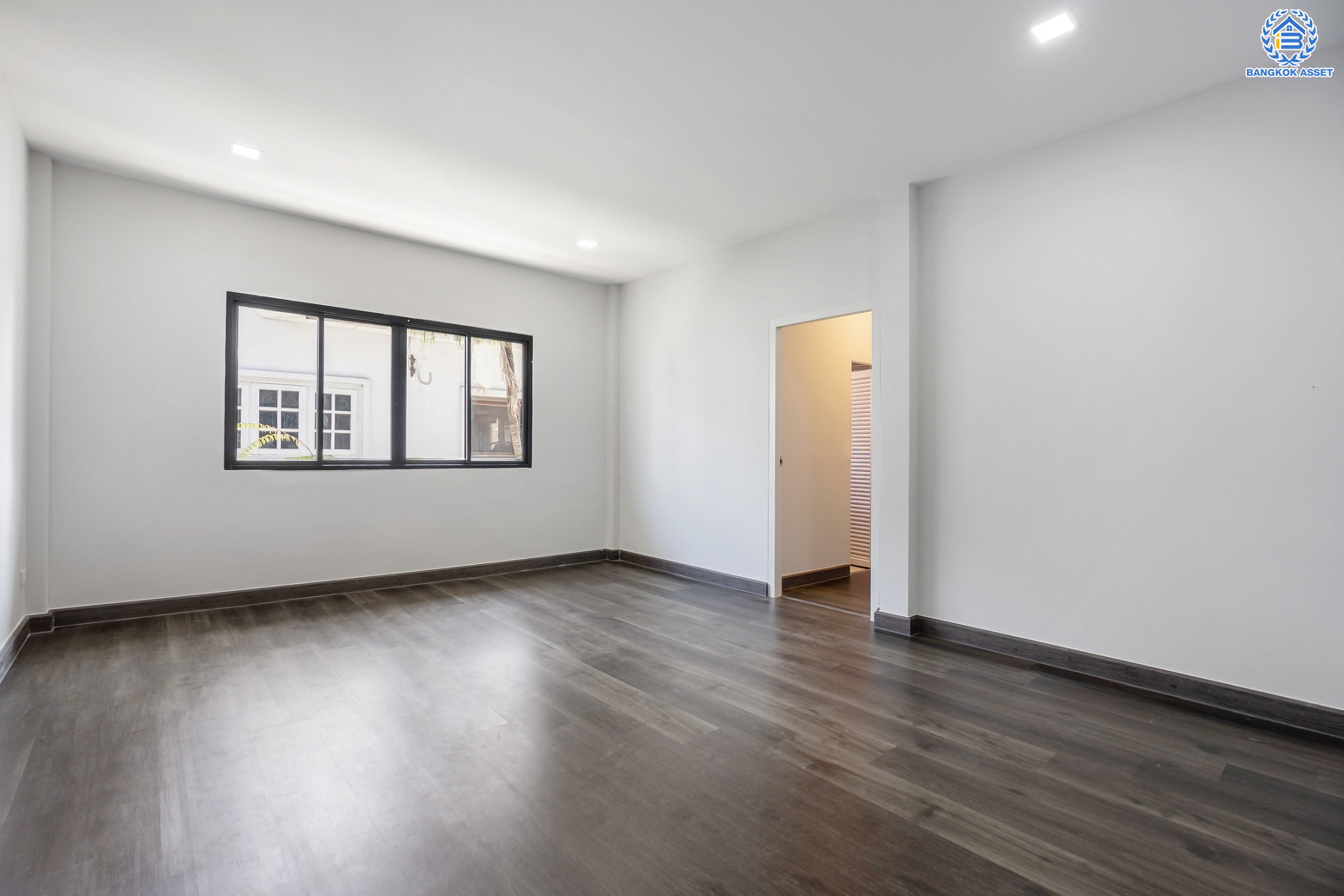 บ้านมือสองตกแต่งใหม่ ซอยวัดเวฬุวนาราม36 สรงประภา-ดอนเมือง บ้านเดี่ยวหลังใหญ่ เนื้อที่ 101 ตร.ว. ฟังก์ชัน 5 ห้องนอน 5 ห้องน้ำ 1 ห้องอเนกประสงค์ 1 ห้องรับประทานอาหาร 1 ห้องแม่บ้าน จอดรถได้ถึง 4 คัน บนทำเลดีที่สุด ใกล้สนามบินดอนเมือง ทางด่วน "ศรีสมาน" และรถไฟฟ้าสายสีแดง "สถานีดอนเมือง"